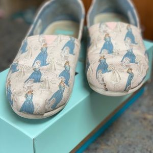 Brand: Toms Model: Classic Color: Pink Sleeping Beauty print canvas Size: 8.5